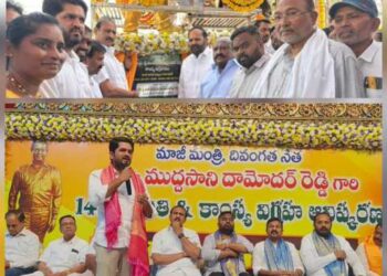 దామోదర్ రెడ్డి కాంస్య విగ్రహావిష్కరణకు హాజరైన వొడితల ప్రణవ్