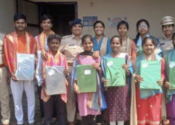 మెరిట్ విద్యార్థులను అభినందించిన ఏసీపీ