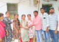బాల్య మిత్రురాలి కుటుంబానికి మిత్రుల ఆర్థిక చేయూత