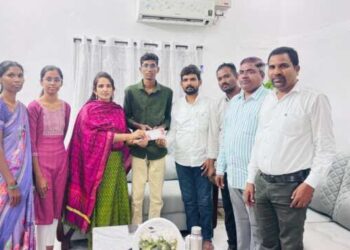 పేద విద్యార్థికి అండగా నిలిచిన మున్సిపల్ చైర్‌పర్సన్ రొంటాల సుహాసిని